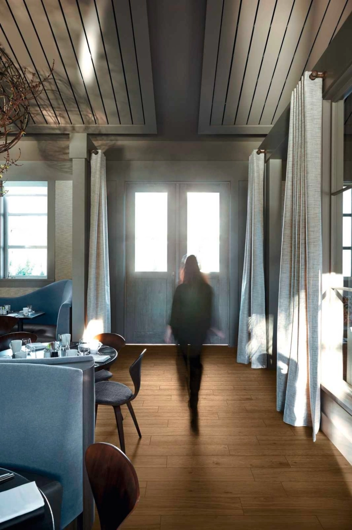 Gres Marazzi Treverklook efekt drewno w nowoczesnym salonie