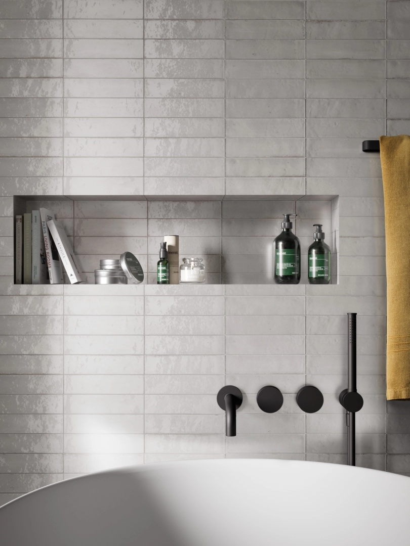 Gres porcelanowy Marazzi Lume cegła w jasnym salonie z naturalnym światłem