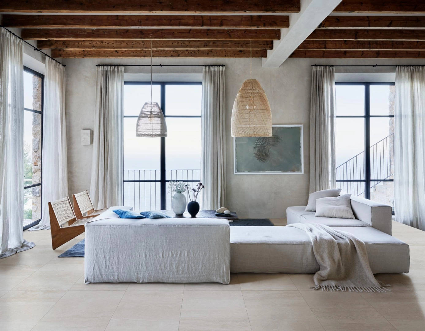 Płytki Marazzi Mystone Travertino imitujące kamień naturalny w nowoczesnej aranżacji z dużą ilością światła