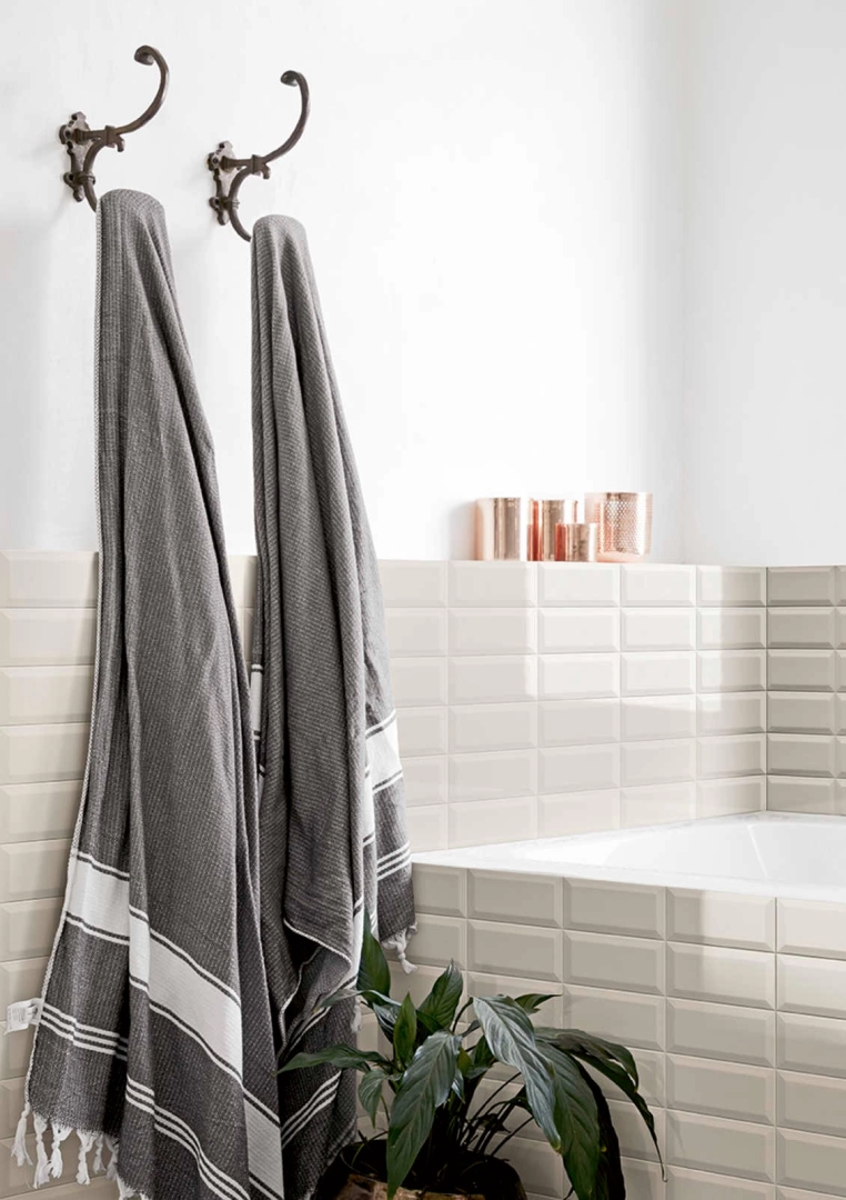 Płytki gresowe Marazzi Hello efekt cegła w eleganckim salonie z dużymi przeszkleniami
