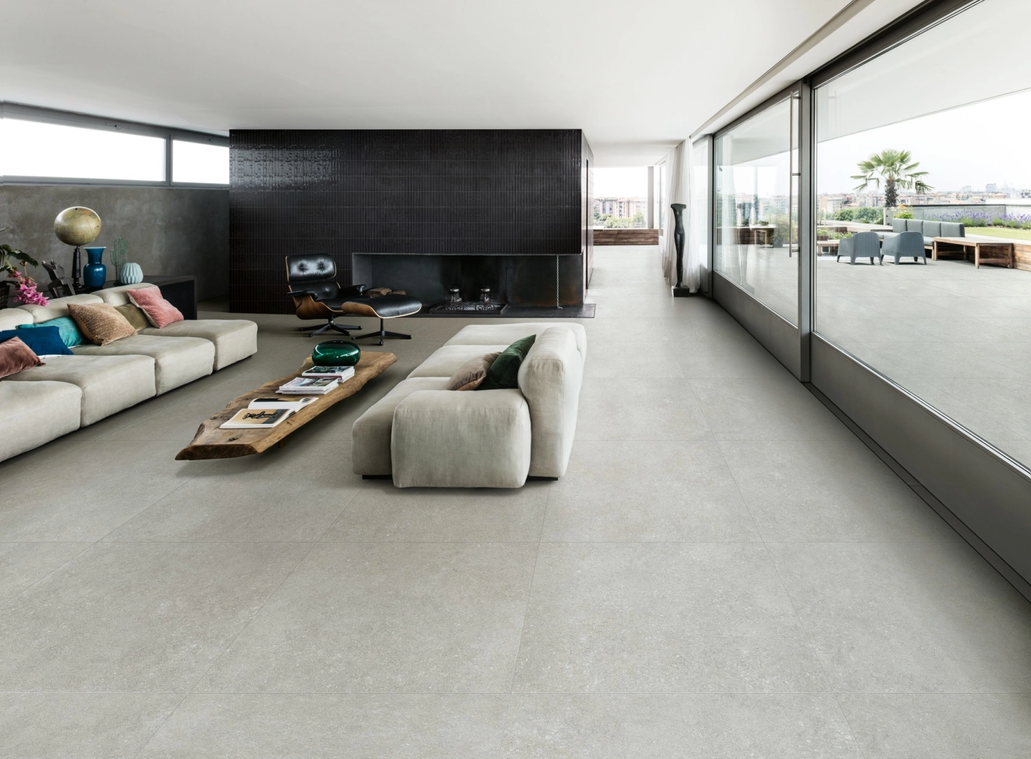 Gres porcelanowy Marazzi Mystone Berici kamień naturalny w przestronnej strefie dziennej