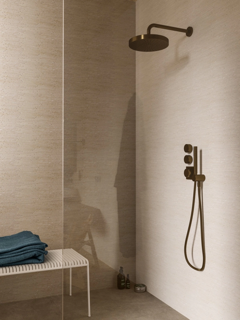 Płytki Marazzi Magnifica efekt marmur w nowoczesnej aranżacji salonu
