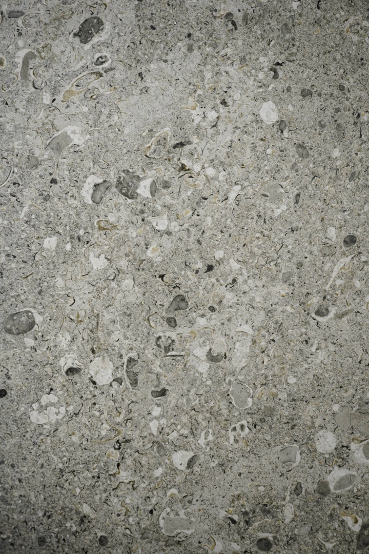 Marazzi Mystone Gris Fleury – gres imitujący kamień naturalny w jasnym salonie w stylu skandynawskim