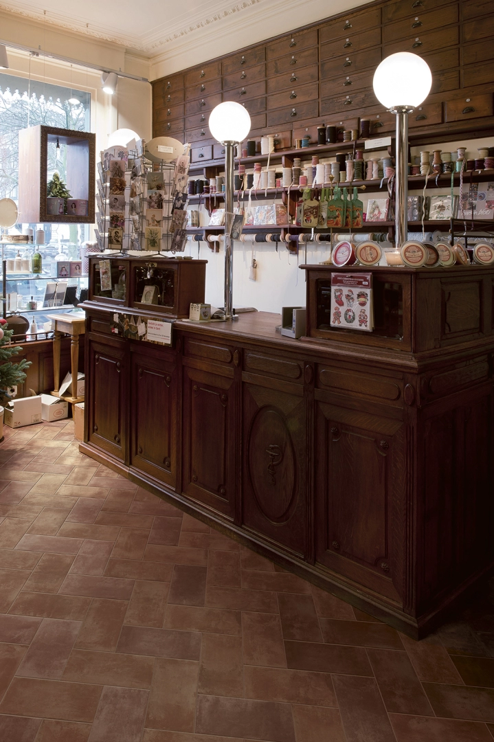 Wielkoformatowy gres Marazzi Cotti D'italia efekt terakota w eleganckiej strefie dziennej