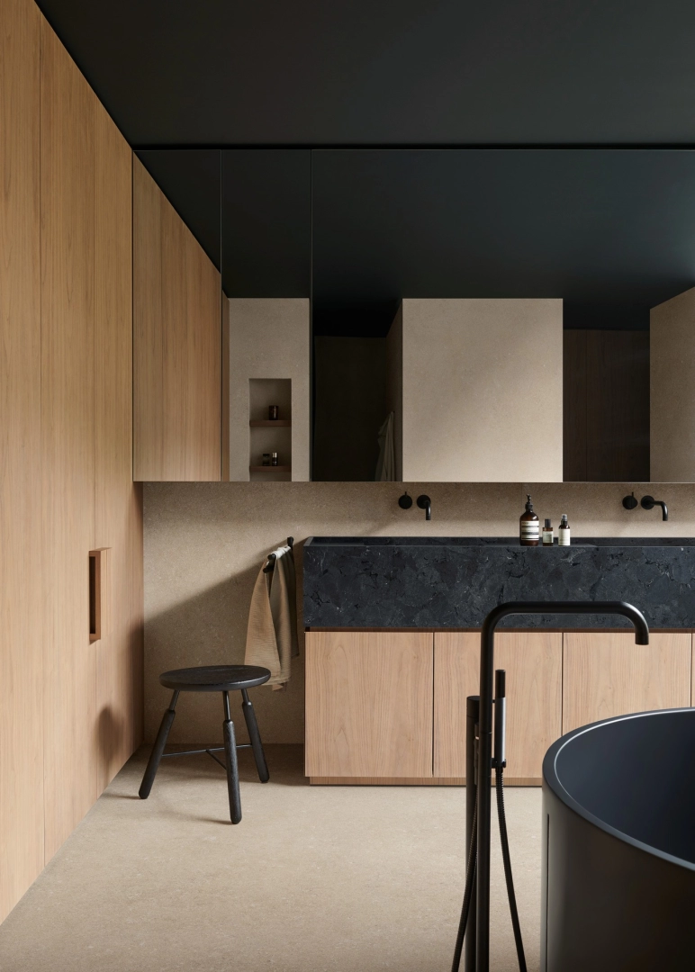 Płytki gresowe Marazzi Grande Stone Look efekt kamień naturalny w jasnym, otwartym salonie