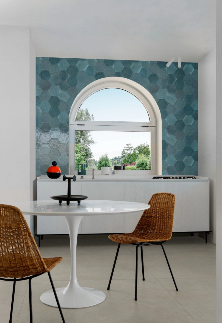 Marazzi Lume gres o efekcie cegły w eleganckim wnętrzu z kominkiem