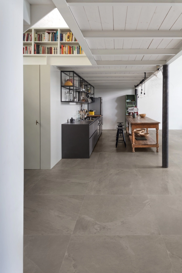 Marazzi Mystone Ardesia – gres imitujący kamień naturalny w jasnym, przestronnym salonie