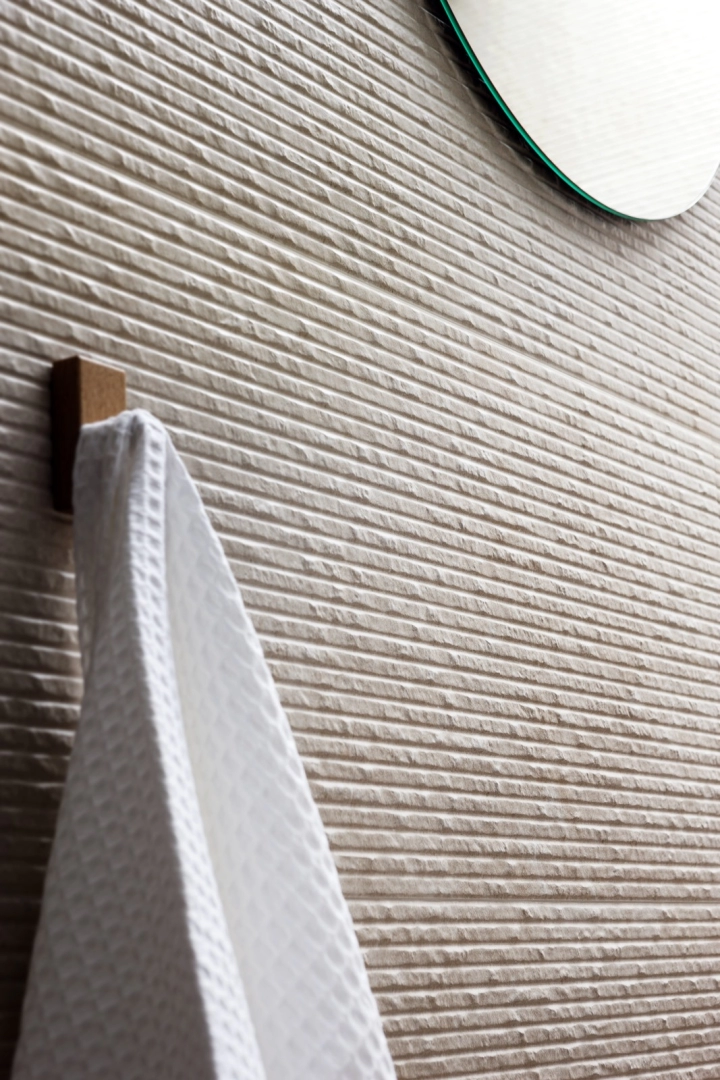 Gres porcelanowy Marazzi Stone_art kamień naturalny w minimalistycznym wnętrzu