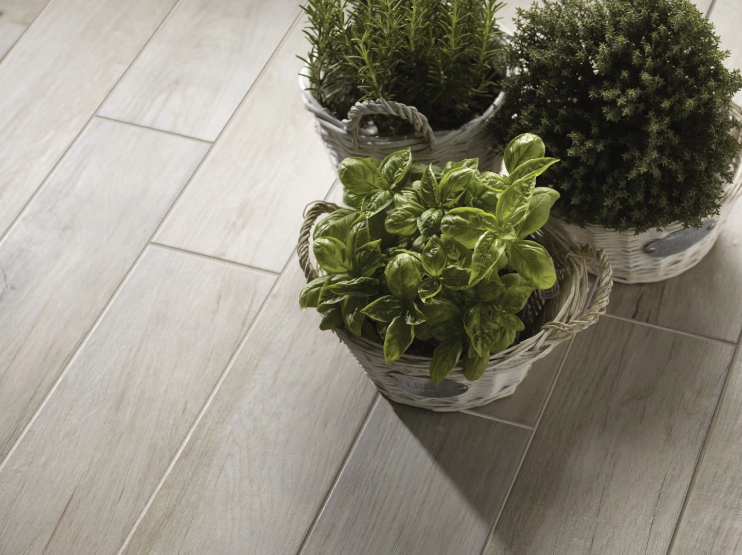 Płytki gresowe Marazzi Treverkmood efekt drewno w eleganckim salonie z dużymi przeszkleniami