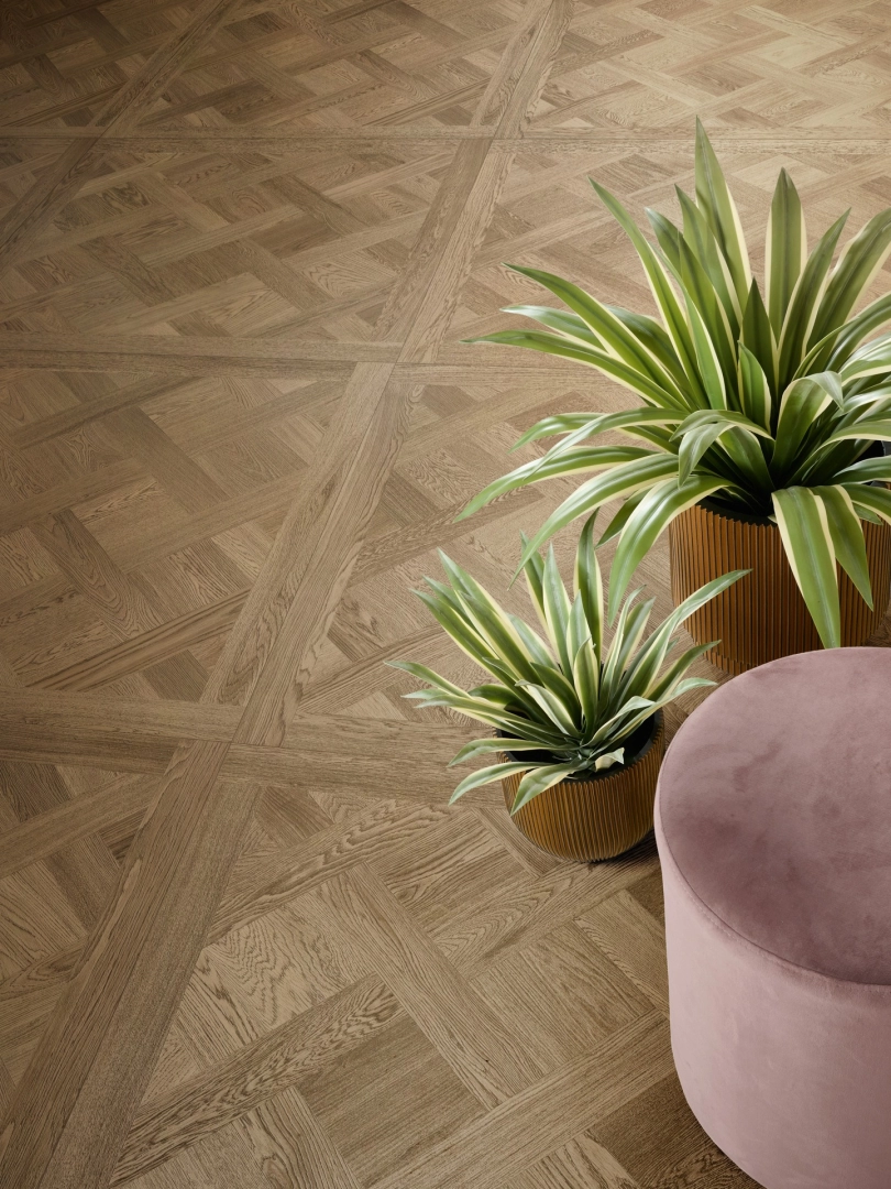 Marazzi Intrecci – gres imitujący drewno w jasnym, przestronnym salonie