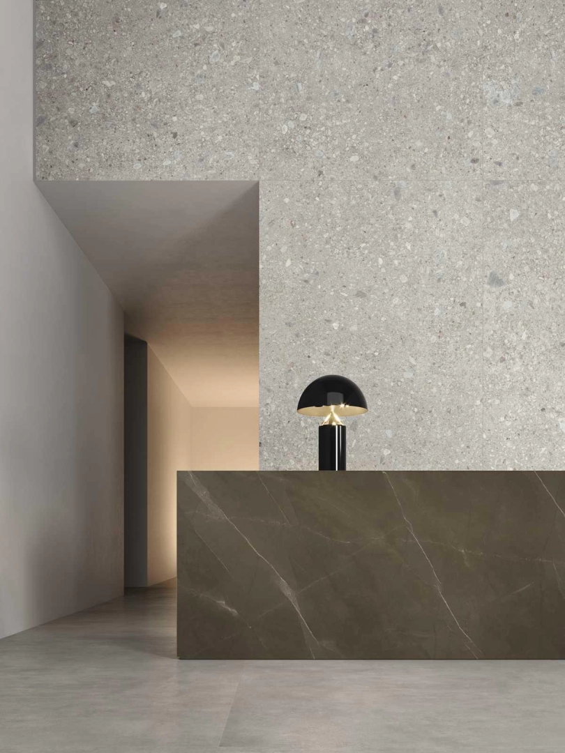 Gres porcelanowy Marazzi Grande Stone Look kamień naturalny w salonie z betonowymi akcentami