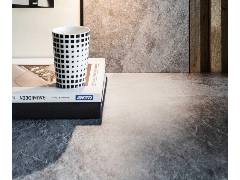 Wielkoformatowy gres Marazzi Mystone Ardesia efekt kamień naturalny w eleganckiej strefie dziennej