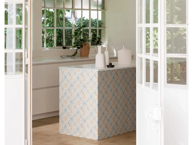 Marazzi Artcraft – gres imitujący terakotę w jasnym, przestronnym salonie