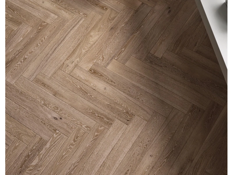 Gres Marazzi Treverkcharme efekt drewno w przestronnym salonie z oknami tarasowymi