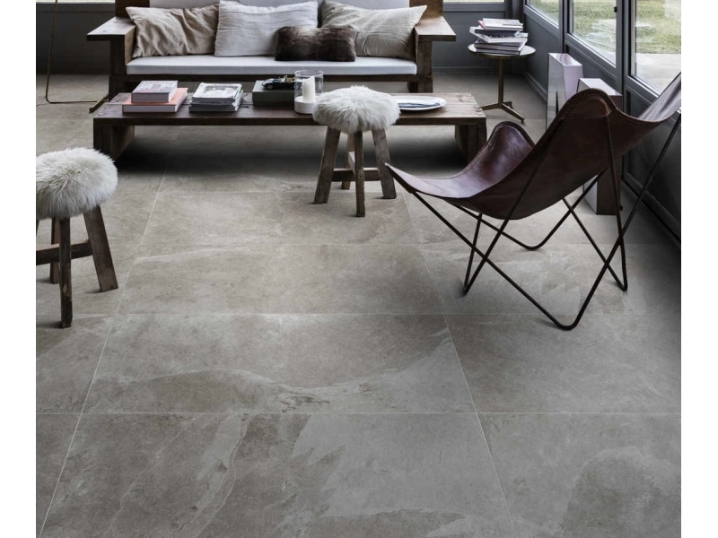 Marazzi Mystone Ardesia – gres imitujący kamień naturalny w jasnym salonie w stylu skandynawskim