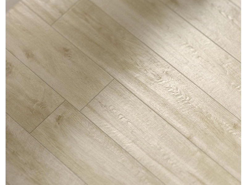 Wielkoformatowy gres Marazzi Treverkway efekt drewno w salonie z kominkiem
