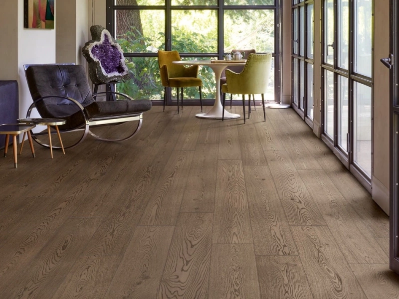 Płytki Marazzi Vivo efekt drewno w nowoczesnej aranżacji salonu