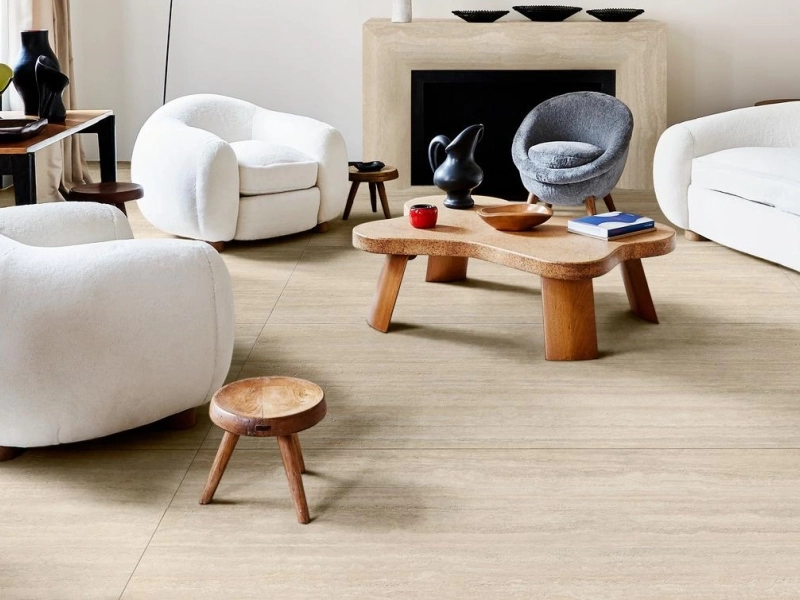 Płytki gresowe Marazzi Mystone Travertino efekt kamień naturalny w jasnym, otwartym salonie