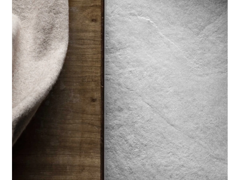 Marazzi Mystone Ardesia gres o efekcie kamienia naturalnego w nowoczesnym apartamencie