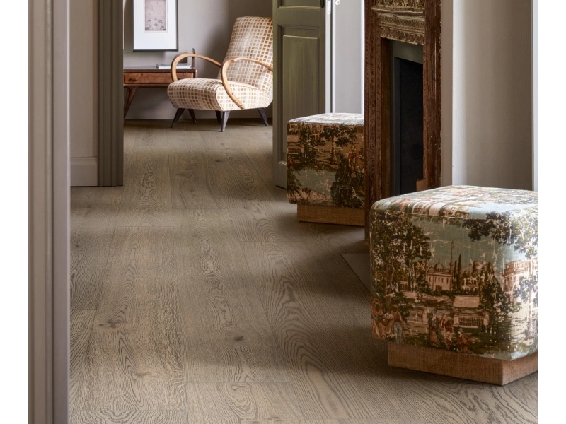 Płytki Marazzi Vivo imitujące drewno w eleganckim holu i salonie