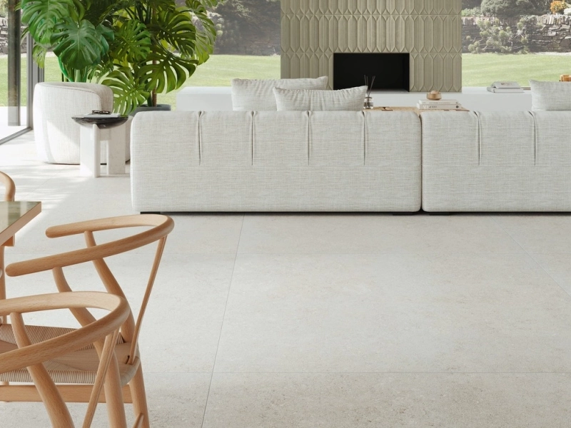 Płytki Marazzi Mystone Berici imitujące kamień naturalny w eleganckim holu i salonie