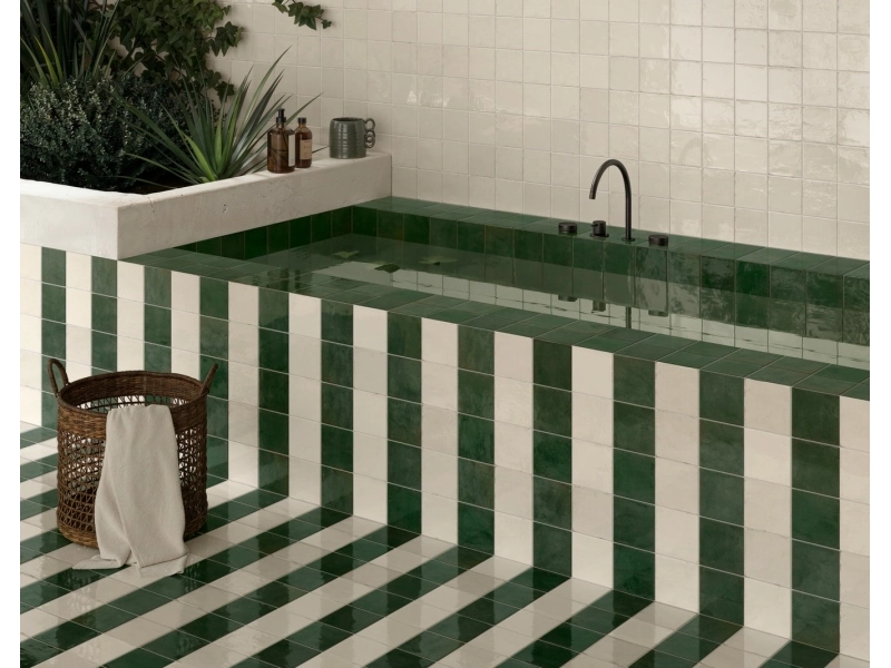 Płytki Marazzi Lume efekt cegła w przestronnym salonie z aneksem
