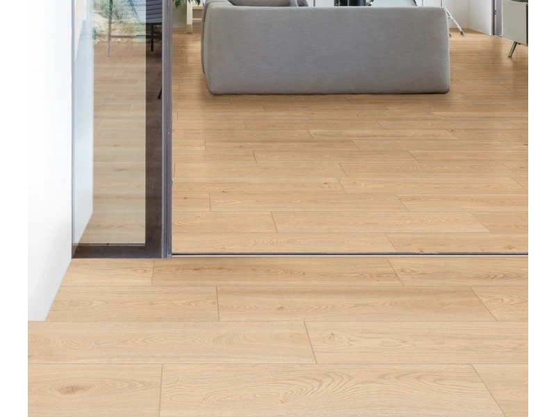 Płytki Marazzi Alma efekt drewno w nowoczesnej aranżacji salonu