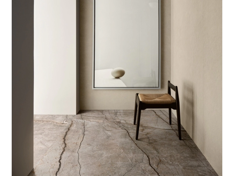 Gres porcelanowy Marazzi Grande Stone Look kamień naturalny w minimalistycznym wnętrzu