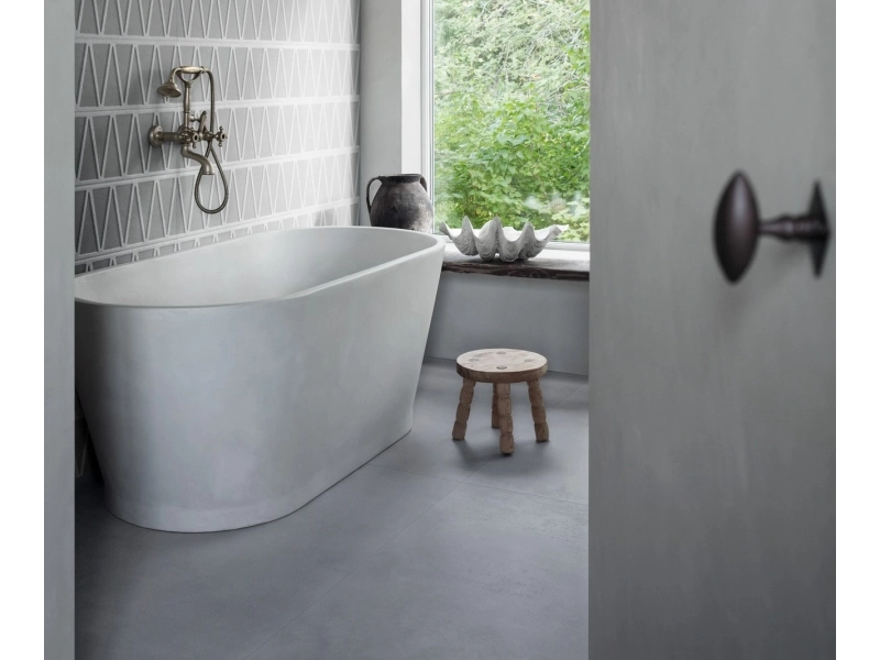 Marazzi Slow Wall – gres imitujący terakotę w jasnym, przestronnym salonie