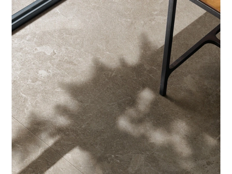 Płytki gresowe Marazzi Mystone Pietra Ligure efekt kamień naturalny w nowoczesnym salonie z drewnianymi akcentami