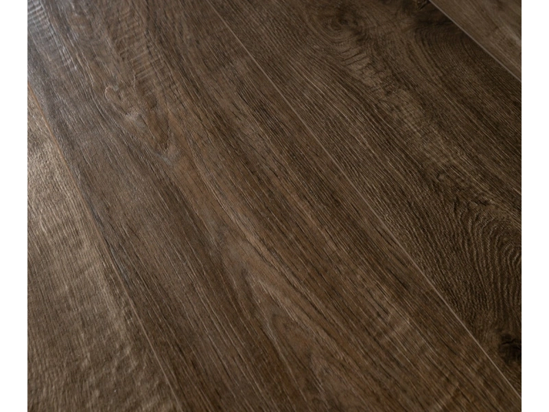 Gres Marazzi Vero efekt drewno w nowoczesnym salonie z designerskimi meblami