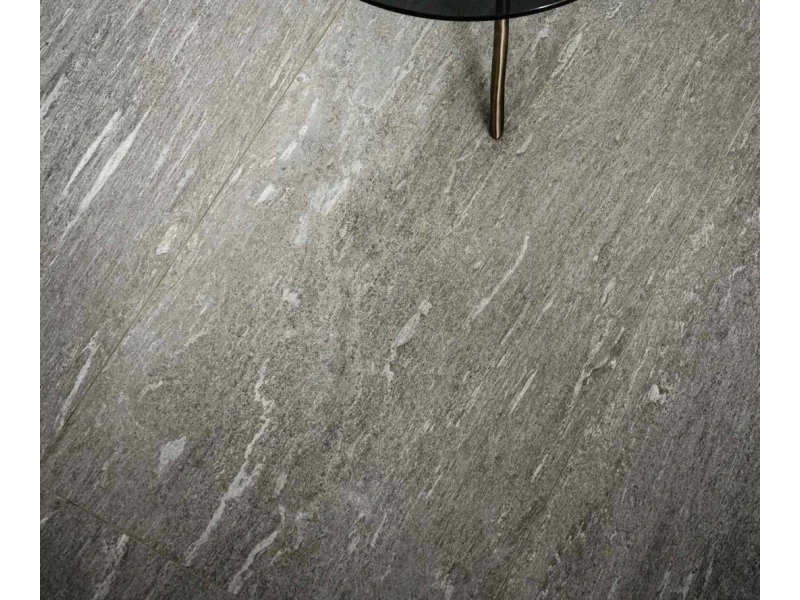 Marazzi Mystone Pietra DI Vals – gres imitujący kamień naturalny w jasnym, przestronnym salonie