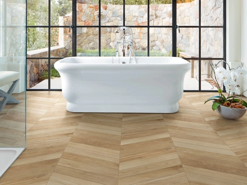 Gres porcelanowy Marazzi Treverksoul drewno w minimalistycznym wnętrzu