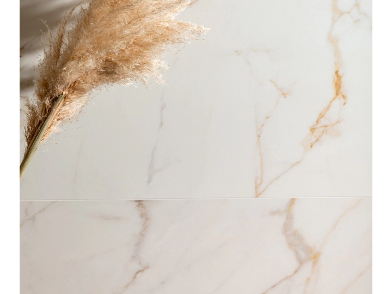 Płytki Marazzi Magnifica imitujące marmur w eleganckim holu i salonie