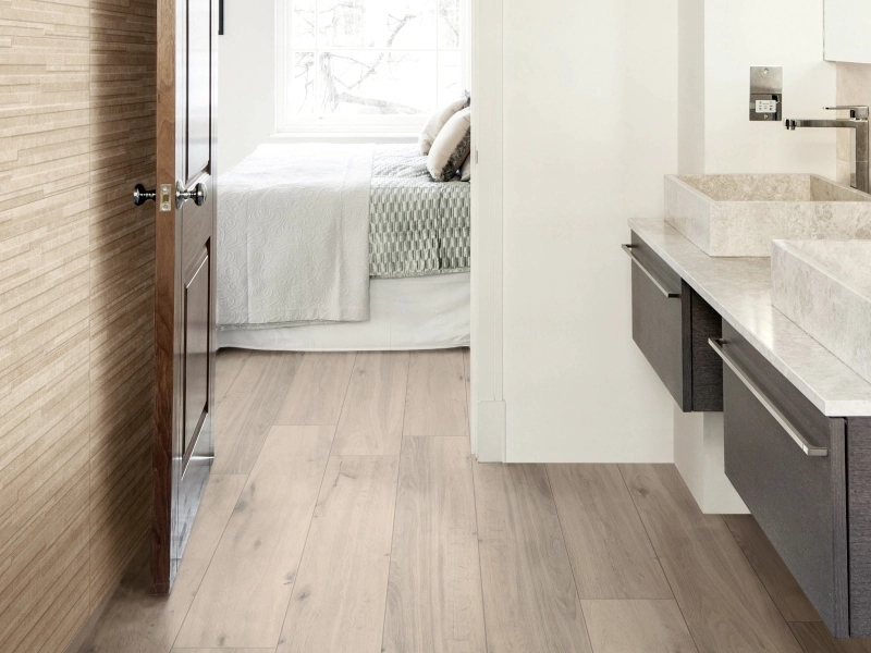 Płytki gresowe Marazzi Dover efekt kamień naturalny w eleganckim salonie z dużymi przeszkleniami