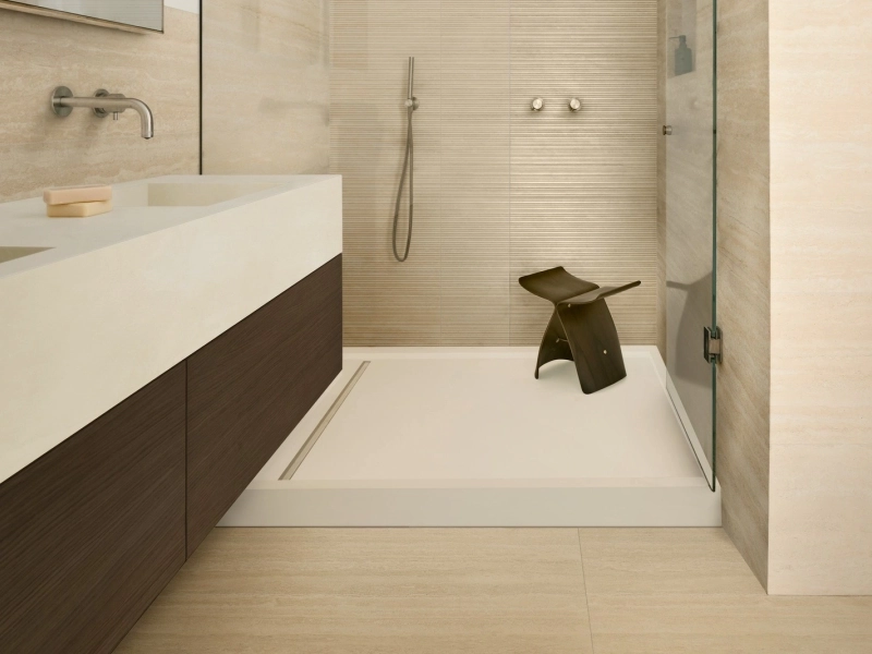 Gres porcelanowy Marazzi Fabula Wall marmur w minimalistycznym wnętrzu