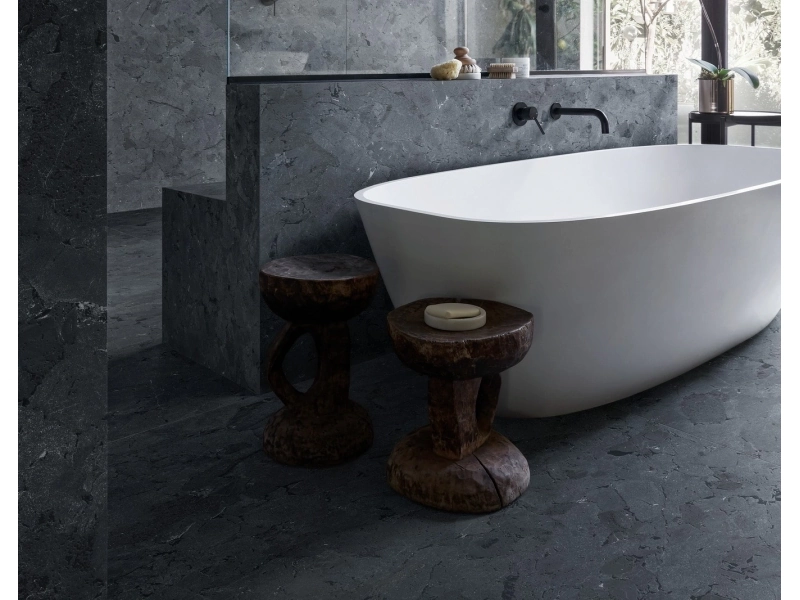 Gres Marazzi Grande Stone Look efekt kamień naturalny w salonie w stylu contemporary
