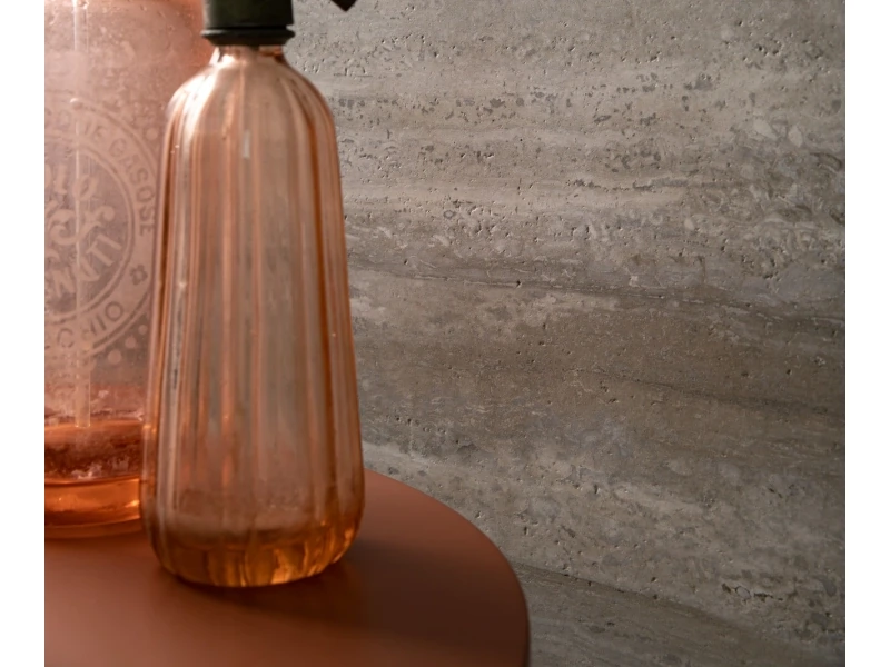 Płytki Marazzi Mystone Travertino efekt kamień naturalny w nowoczesnej aranżacji salonu