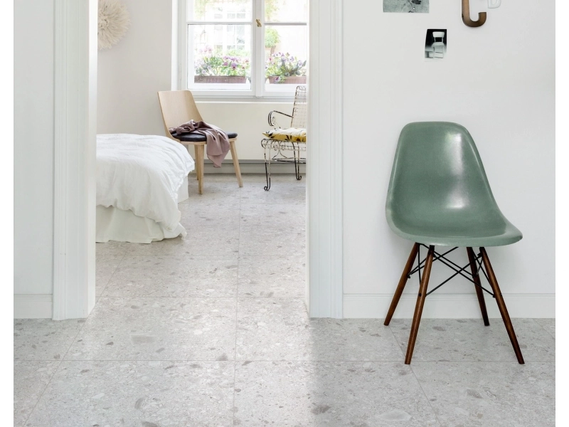 Płytki Marazzi Mystone Ceppo DI Gre imitujące terrazzo w eleganckim holu i salonie