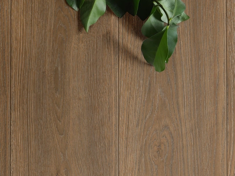 Płytki gresowe Marazzi Alma efekt drewno w eleganckim salonie z dużymi przeszkleniami