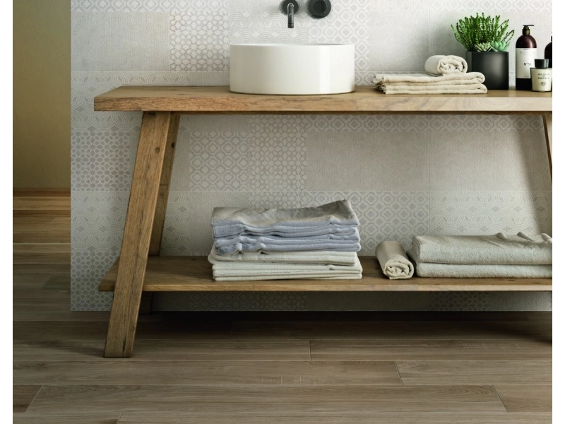 Płytki gresowe Marazzi Stone_art efekt kamień naturalny w nowoczesnym salonie z drewnianymi akcentami