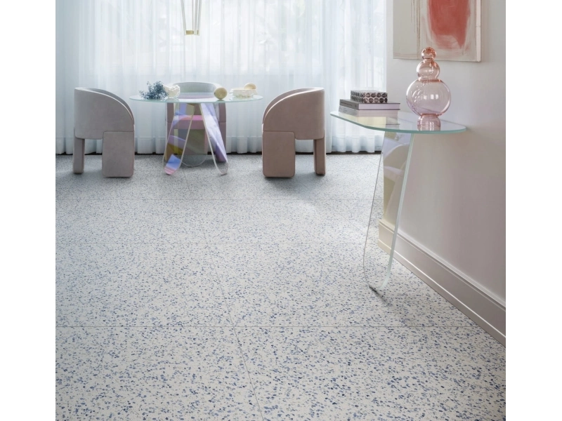 Marazzi Frammento – gres imitujący terrazzo w jasnym salonie w stylu skandynawskim