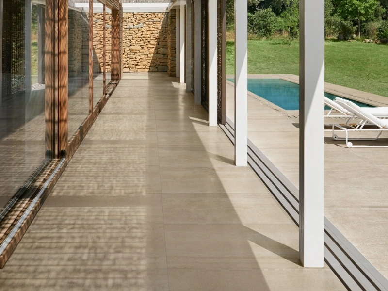 Gres porcelanowy Marazzi Mystone Travertino kamień naturalny w salonie z betonowymi akcentami