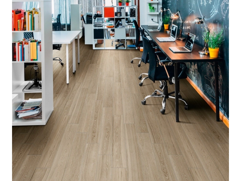 Gres Marazzi Treverkview efekt drewno w nowoczesnym salonie
