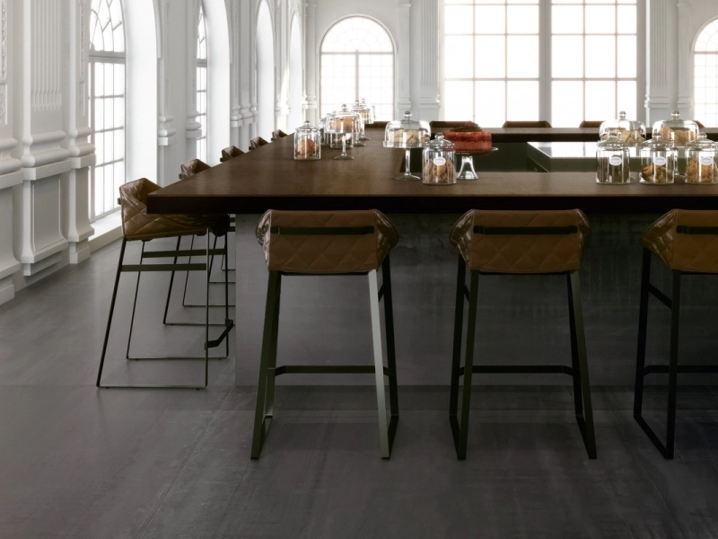 Gres Marazzi Grande Metal Look efekt metal w nowoczesnym salonie
