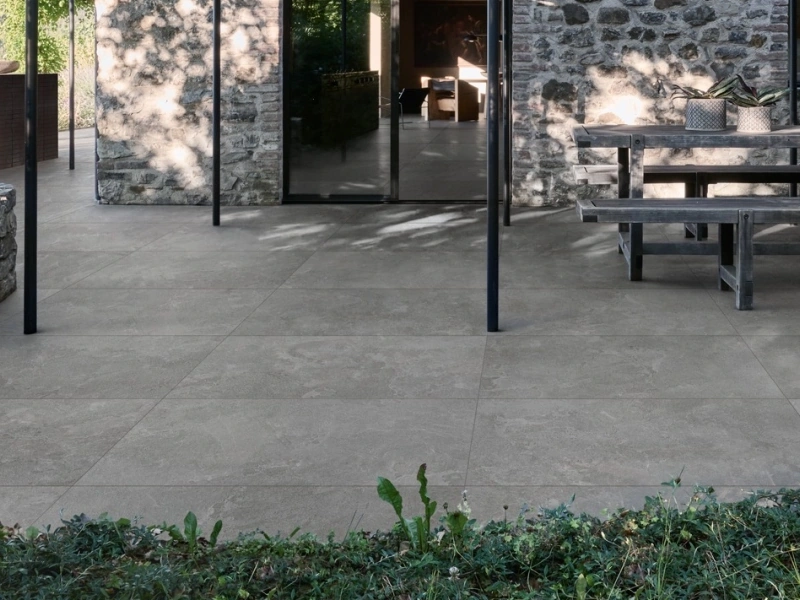 Płytki gresowe Marazzi Mystone Pietra Ligure efekt kamień naturalny w salonie utrzymanym w jasnych tonach