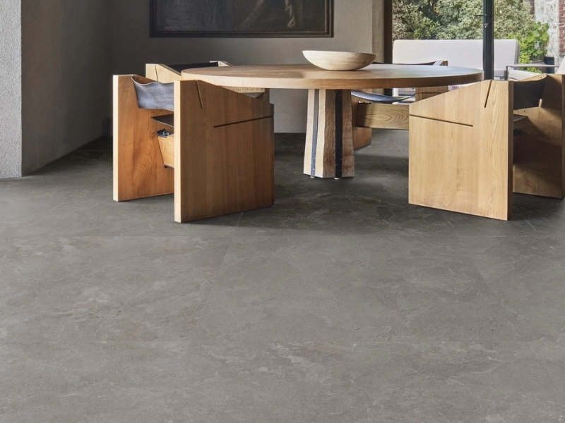 Gres Marazzi Mystone Pietra Ligure efekt kamień naturalny w nowoczesnym salonie