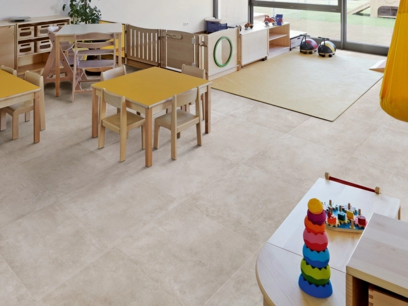 Płytki Marazzi Plaza efekt beton w salonie z otwartą kuchnią