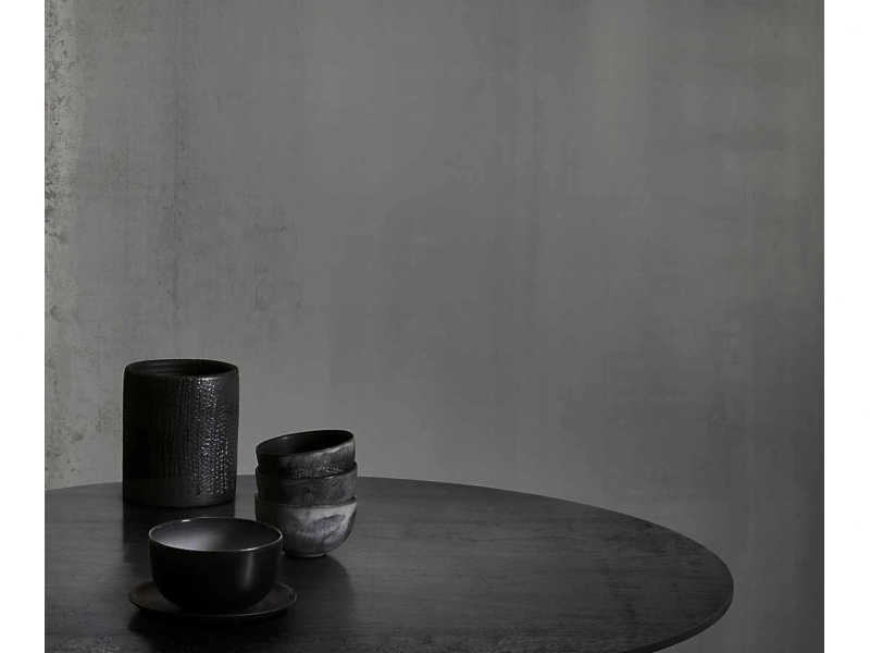 Marazzi Grande Metal Look – gres imitujący metal w jasnym salonie w stylu skandynawskim