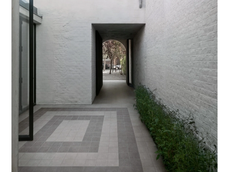 Płytki gresowe Marazzi Sentieri efekt kamień naturalny w eleganckim salonie z dużymi przeszkleniami